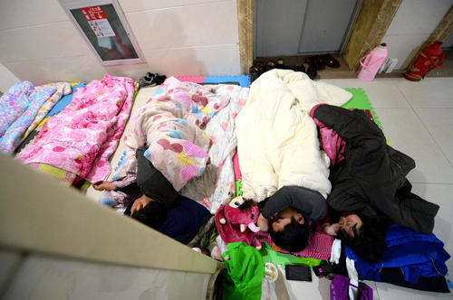 醫(yī)院打地鋪會(huì)傷害健康，有了共享陪護(hù)床就不用再打地鋪了！