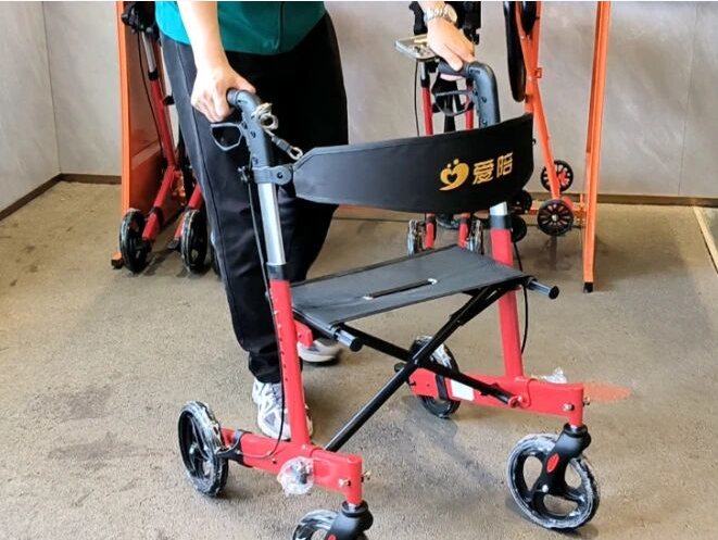 愛陪共享助步車成為銀發族的游玩“第三雙腿”，景區漫步新神器！